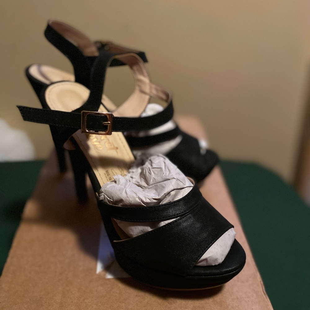 Elegant Black Strappy Heels, Brand New,Never Worn.